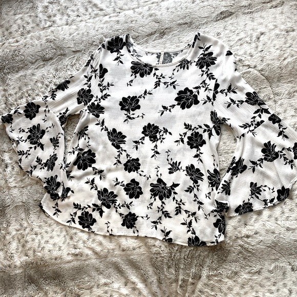 Lime n Chili bell sleeve top. Size Medium. - Picture 3 of 10